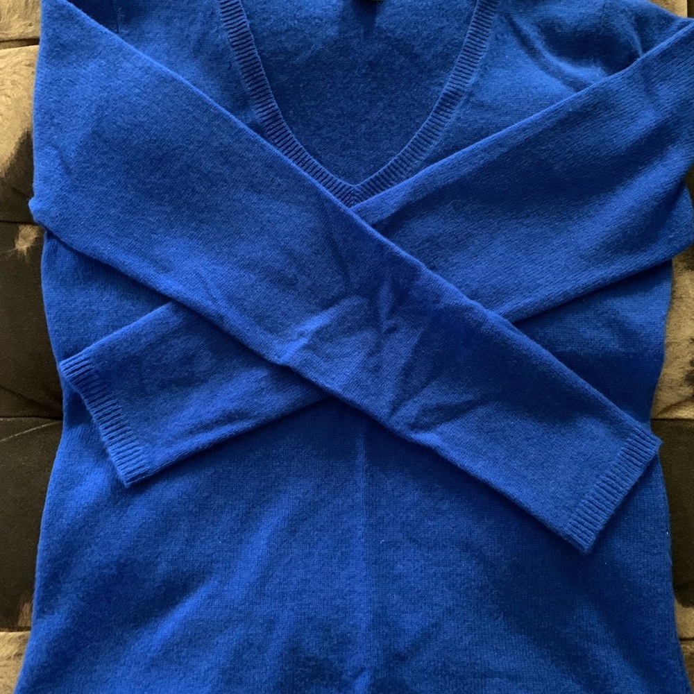 Ann Taylor Cashmere V-Neck thin Sweater. (Small).